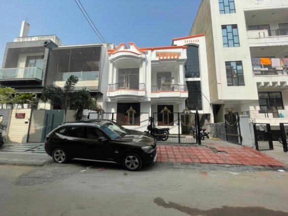 A luxurious 6 BHK house located in the main Vaishali Nagar, Chitrakoot sector 6,