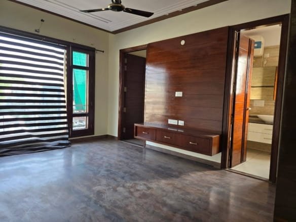 For Rent, Brand New,14 MARLA, Corner, 2nd floor with lift 3Bhk with servant room, unfurnished in sector 37 Chandigarh