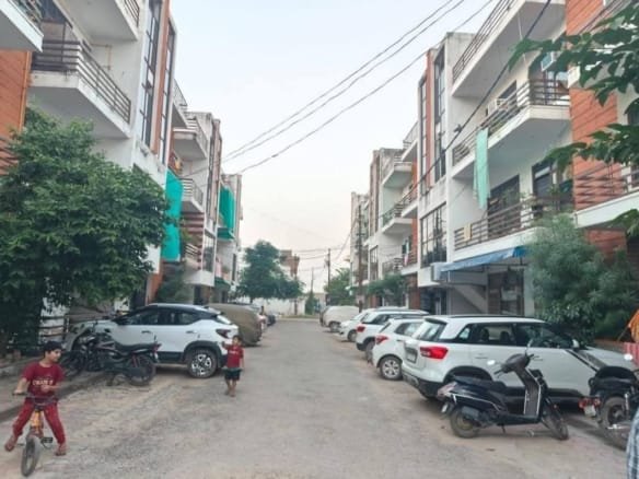 Ada approved flat G+2 1st floor 125sqyd super area bodla bichpuri road agra